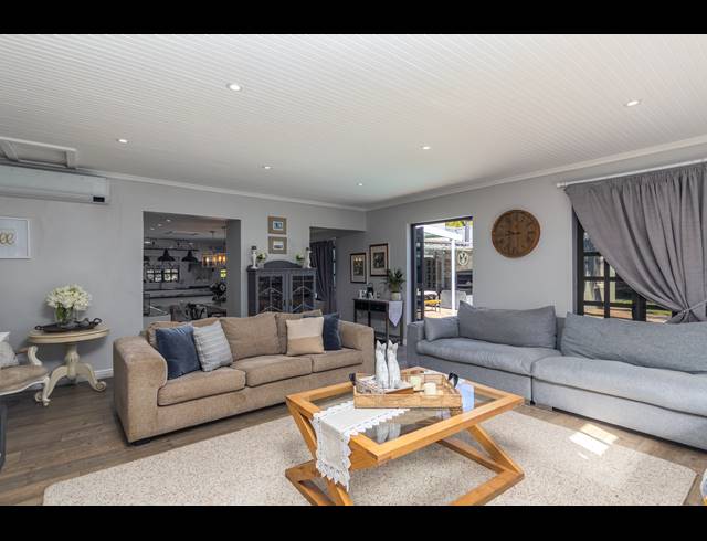 6 BEDROOM FREEHOLD FOR SALE IN FLAMINGO VLEI